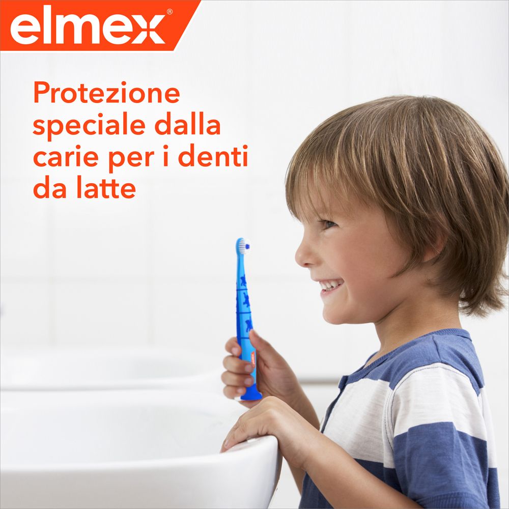Kind mit Zahnbürste. Text: Protezione speciale dalla carie per i denti da latte.