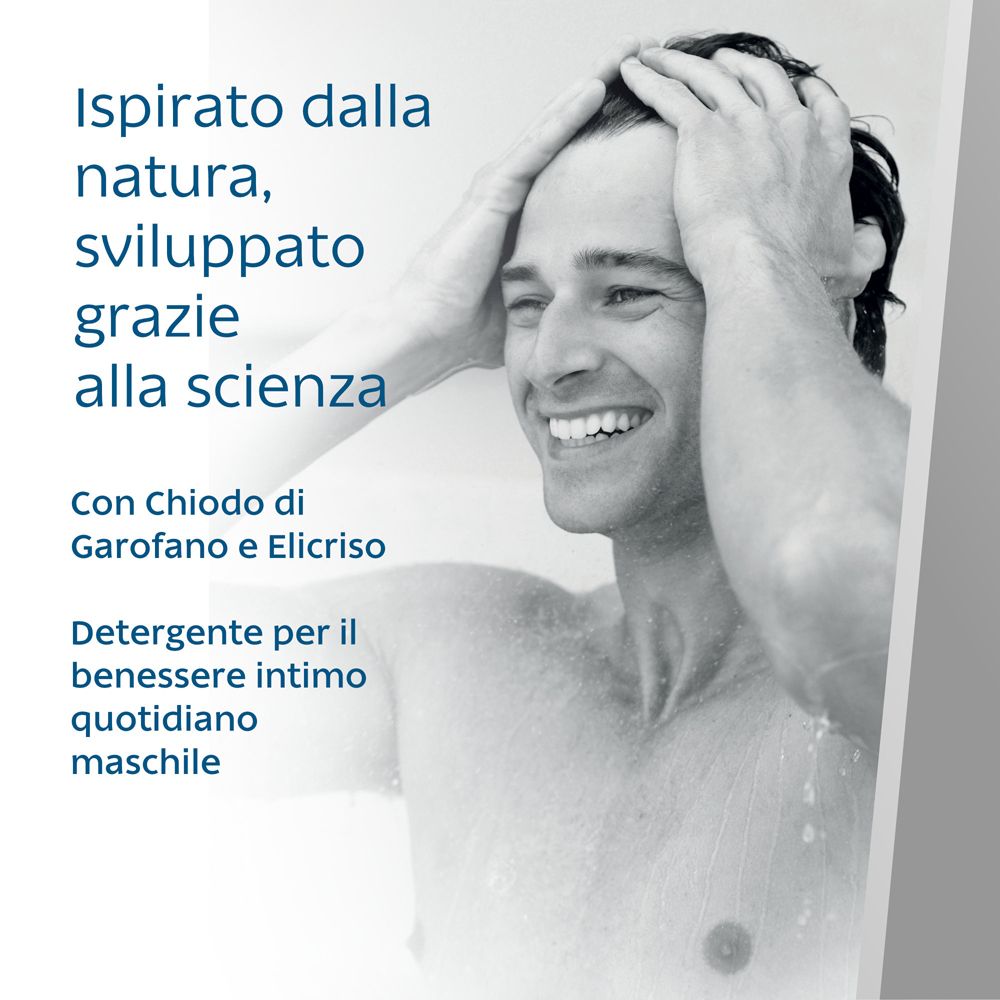 Mann wäscht sich. Text in italienischer Sprache. Weißer Hintergrund.
