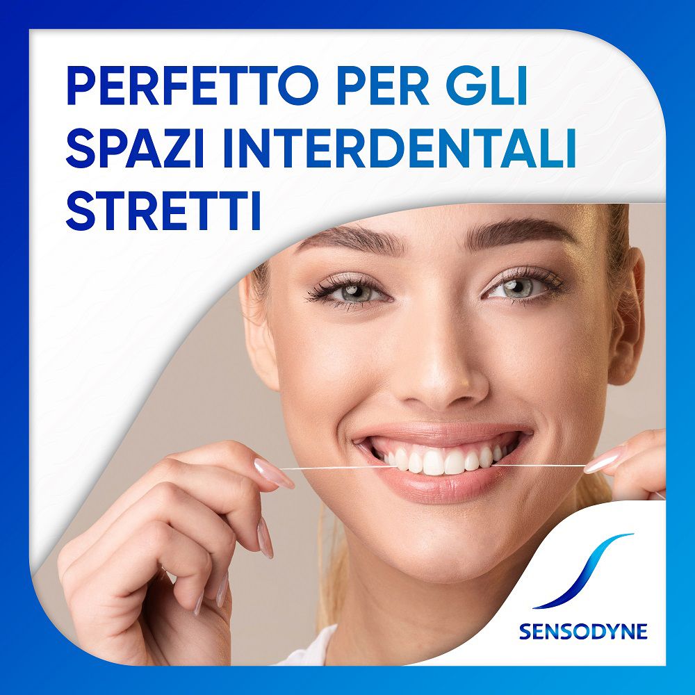 Femme avec fil dentaire. Logo SENSODYNE ®. Texte : Parfait pour les espaces interdentaires étroits.