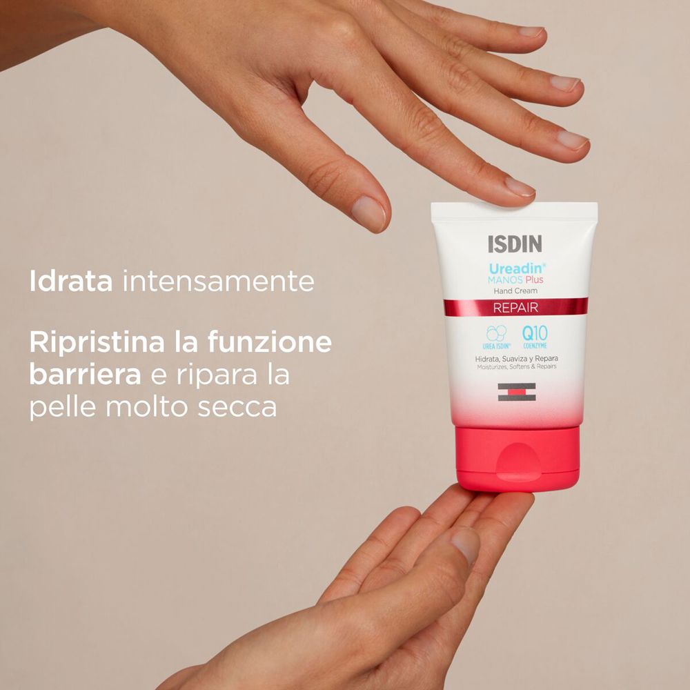 Mains tenant un tube de crème. Texte: Idratata intensamente, Ripristina la funzione barriera e ripara la pelle molto secca.
