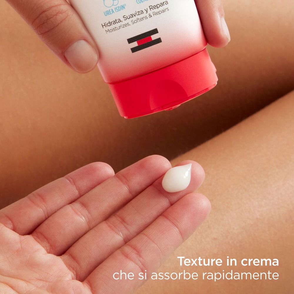 Main avec crème. Texte: Texture in crema che si assorbe rapidamente.