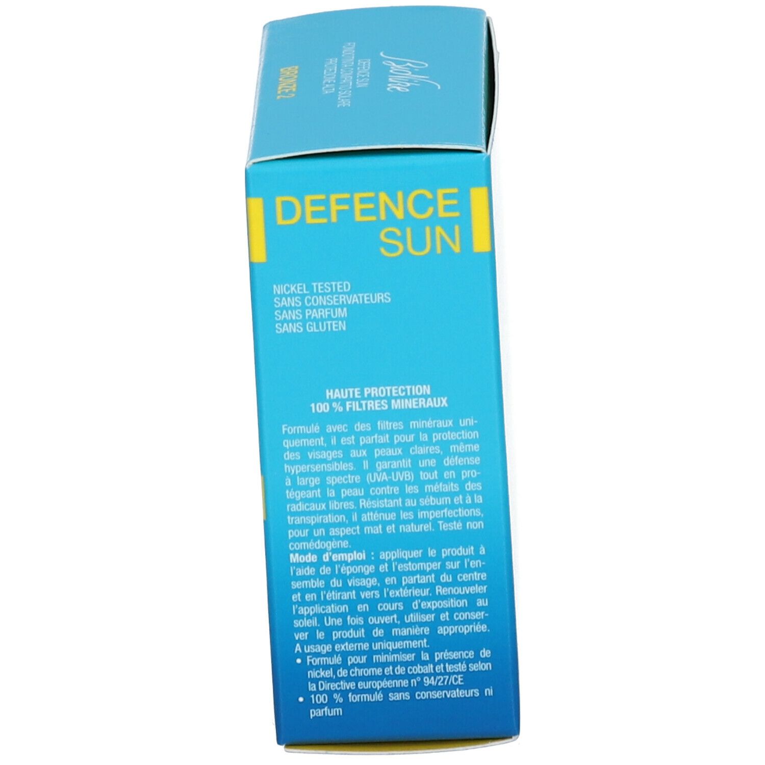 Côté de la boîte bleu clair. Inscription DEFENCE SUN. Texte multilingue.