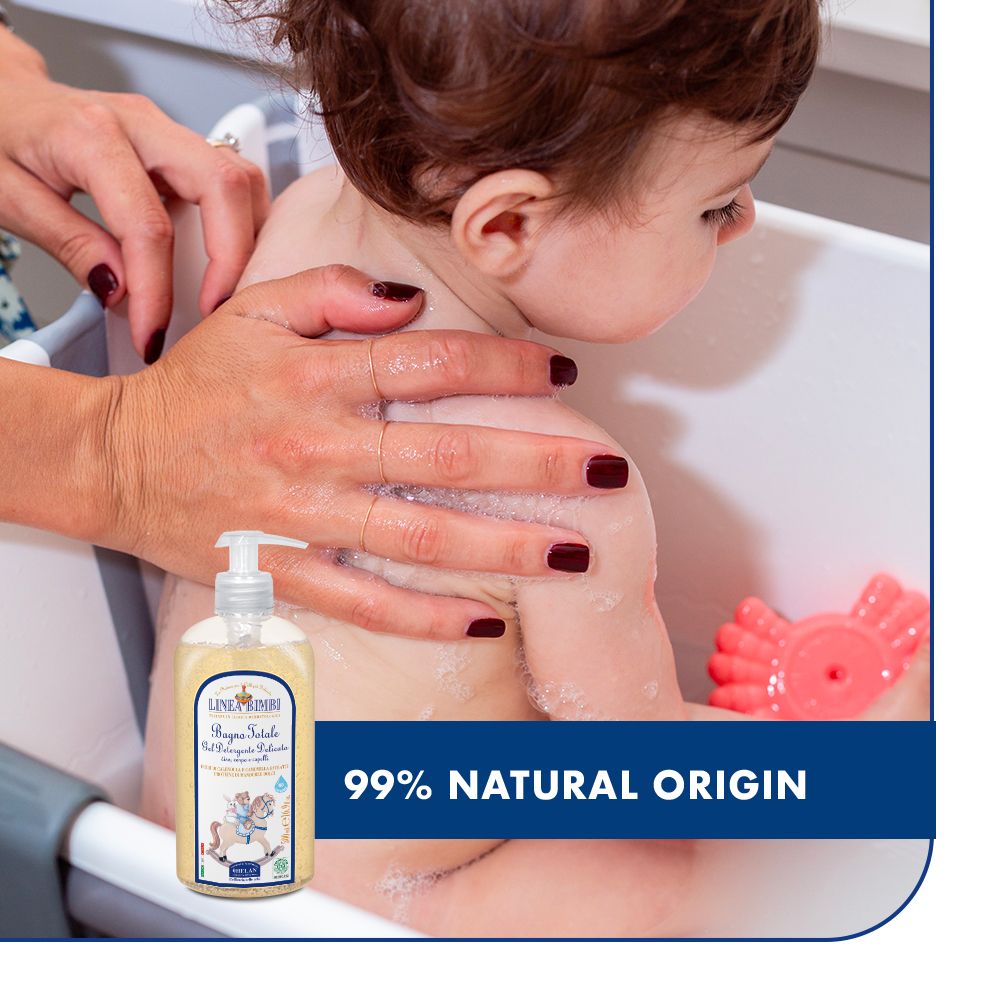 Bébé dans une baignoire, la mère lave. Bouteille : LINEA BIMBI, Bagno Totale. Texte : 99% d'origine naturelle.