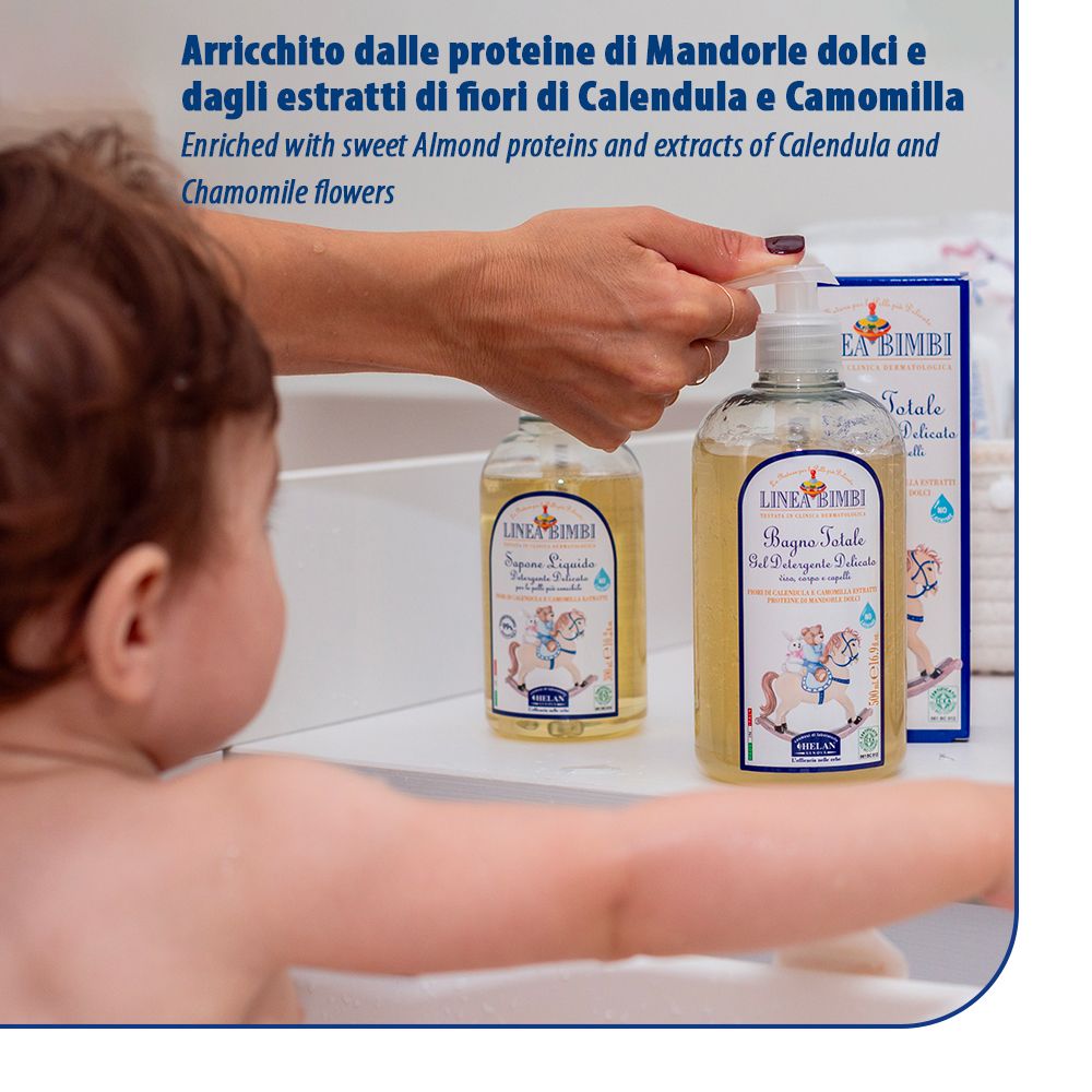 Bébé dans le bain, la mère lave. Bouteilles : LINEA BIMBI, Bagno Totale. Texte : Avec protéines d'amande et extraits de calendula et de camomille.
