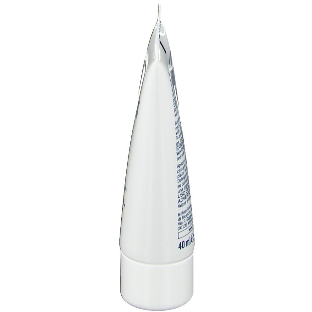 Vue latérale du tube blanc Rilastil Aqua BB Cream. Le corps du tube est effilé.