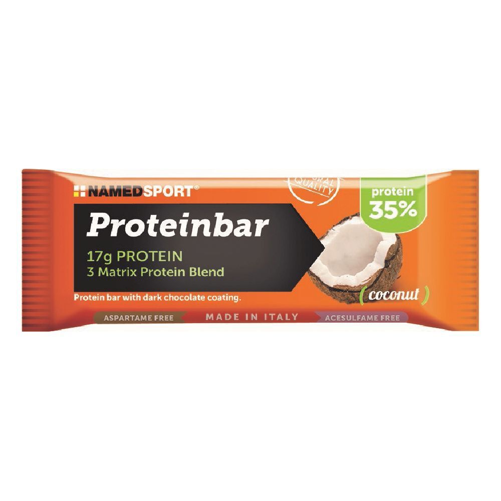 Proteinbar mit Kokosnuss-Abbildung. Orangefarbene Verpackung mit Schriftzug Proteinbar, 17g Protein, 35% Protein. Marke: NamedSport.