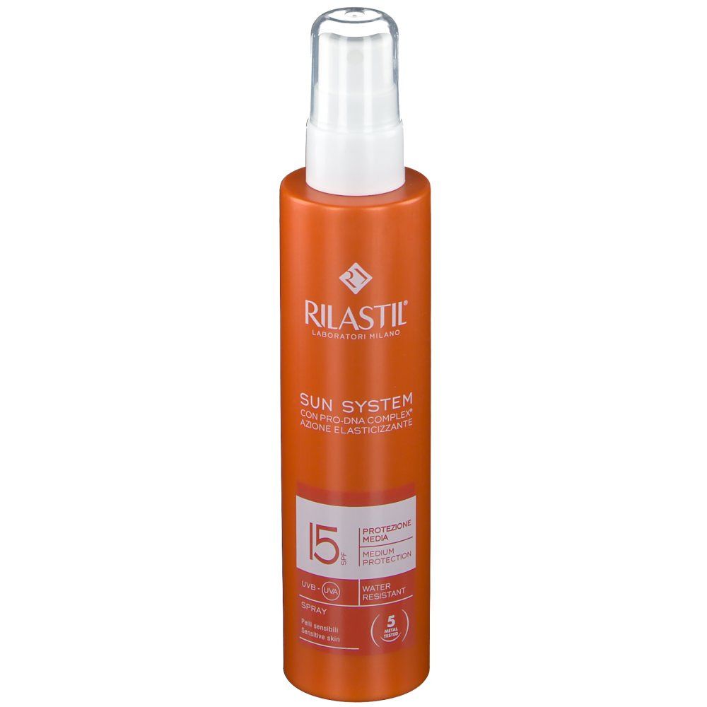 Flacon spray orange avec tête blanche. Texte: Rilastil, Sun System, SPF 15, Spray. Résistant à l'eau. Pour peaux sensibles.