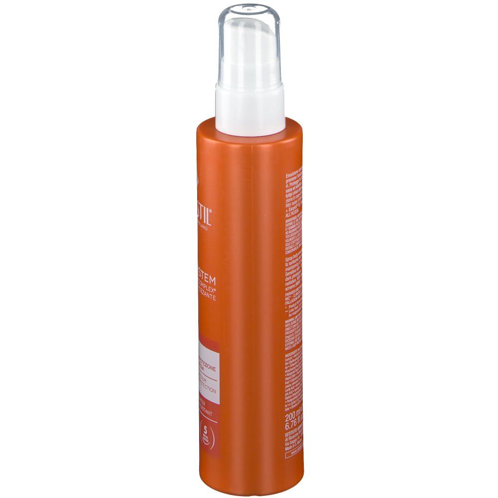 Flacon spray orange avec tête blanche. Texte: Rilastil, Sun System. Vue latérale avec texte et informations produit.