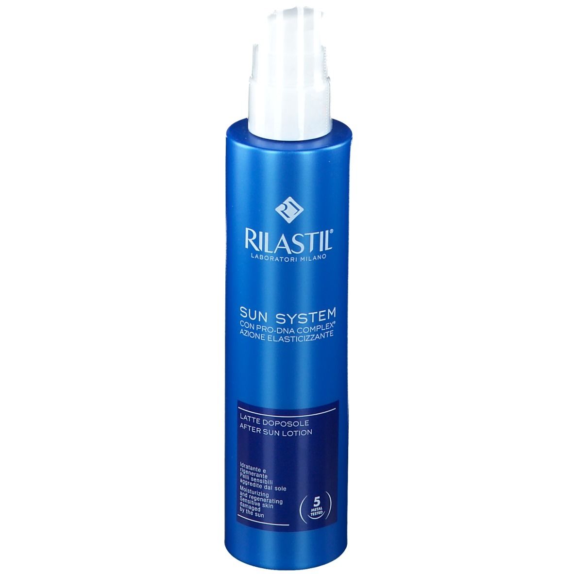 Flacon bleu avec pompe blanche. Inscriptions: RILASTIL, SUN SYSTEM, After Sun Lotion. Contient des informations.
