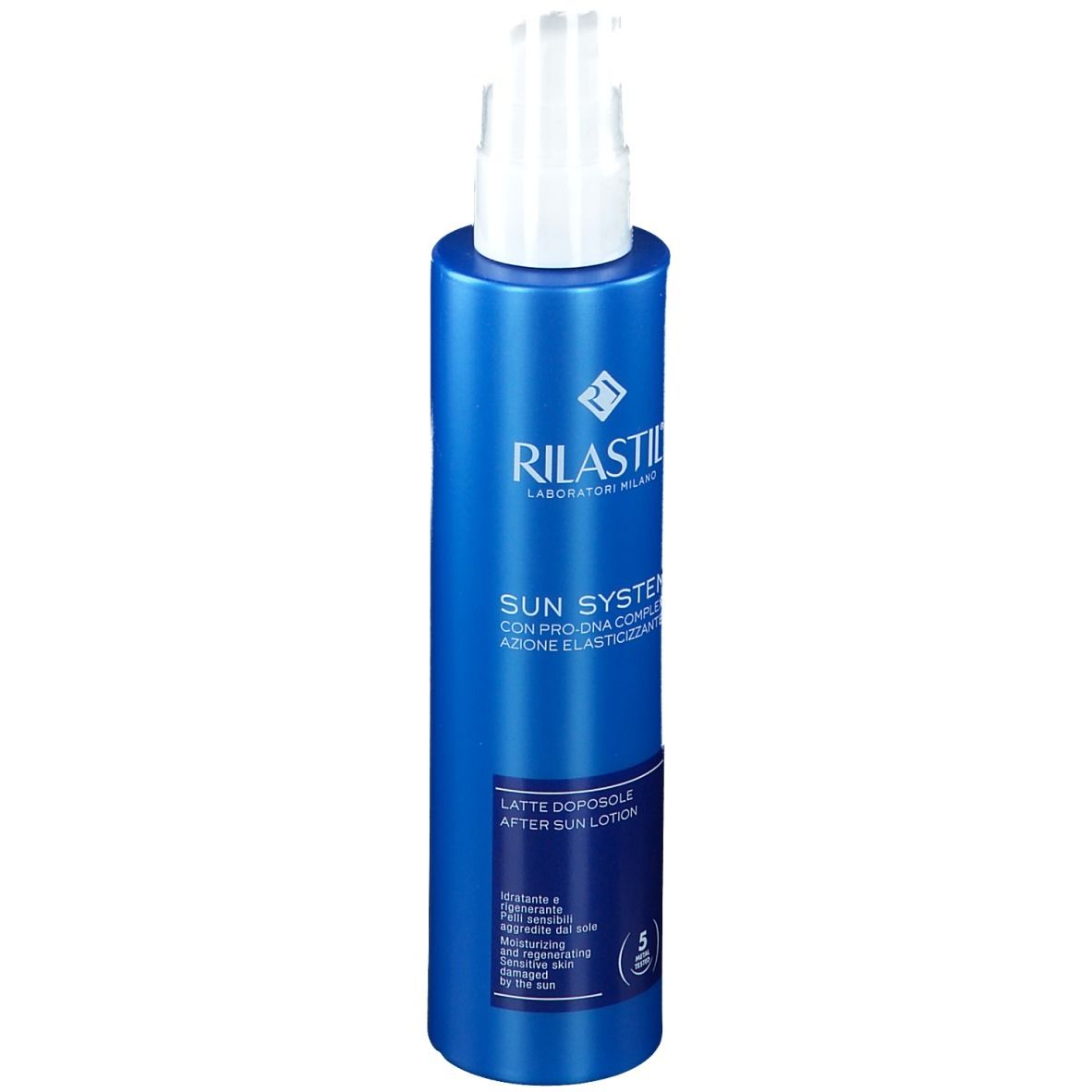Flacon bleu avec pompe blanche. Inscriptions: RILASTIL, SUN SYSTEM, After Sun Lotion. Contient des informations.