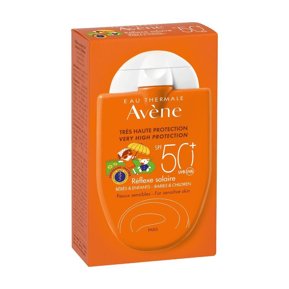 Flacon de crème solaire orange dans son emballage. Inscriptions: Avène, SPF 50+, Réflexe solaire, pour bébés et enfants.