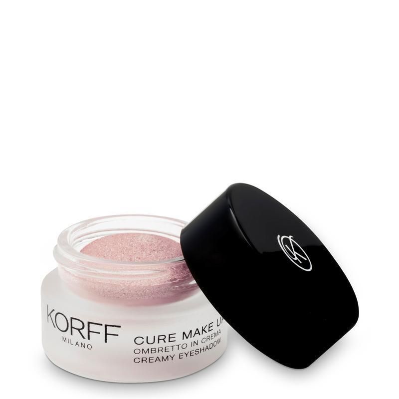 KORFF Creme-Lidschatten, rosa. Offenes Glas mit Deckel daneben. Text: KORFF MILANO, CURE MAKE UP, CREMA EYESHADOW.