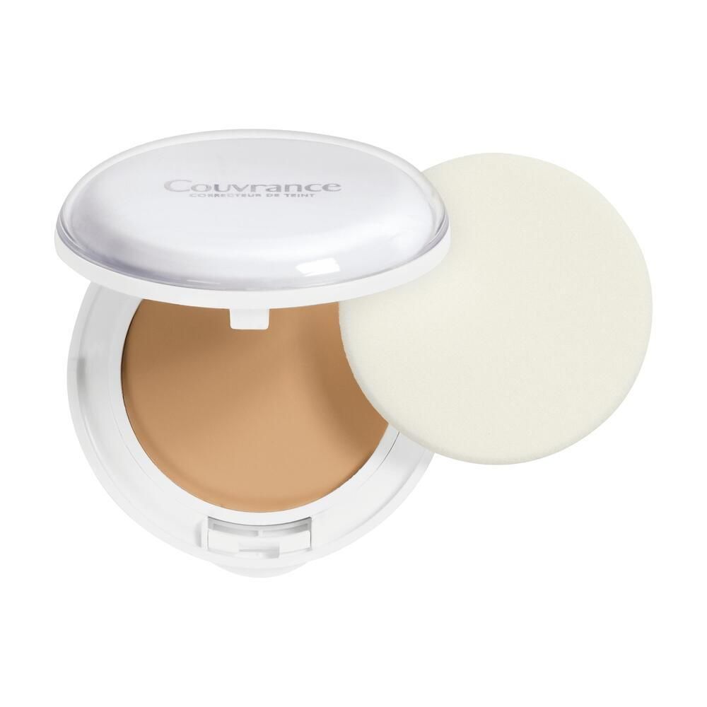 Poudre compacte ronde blanche avec miroir et éponge. La poudre est brun clair. Couvercle avec inscription Couvrance.