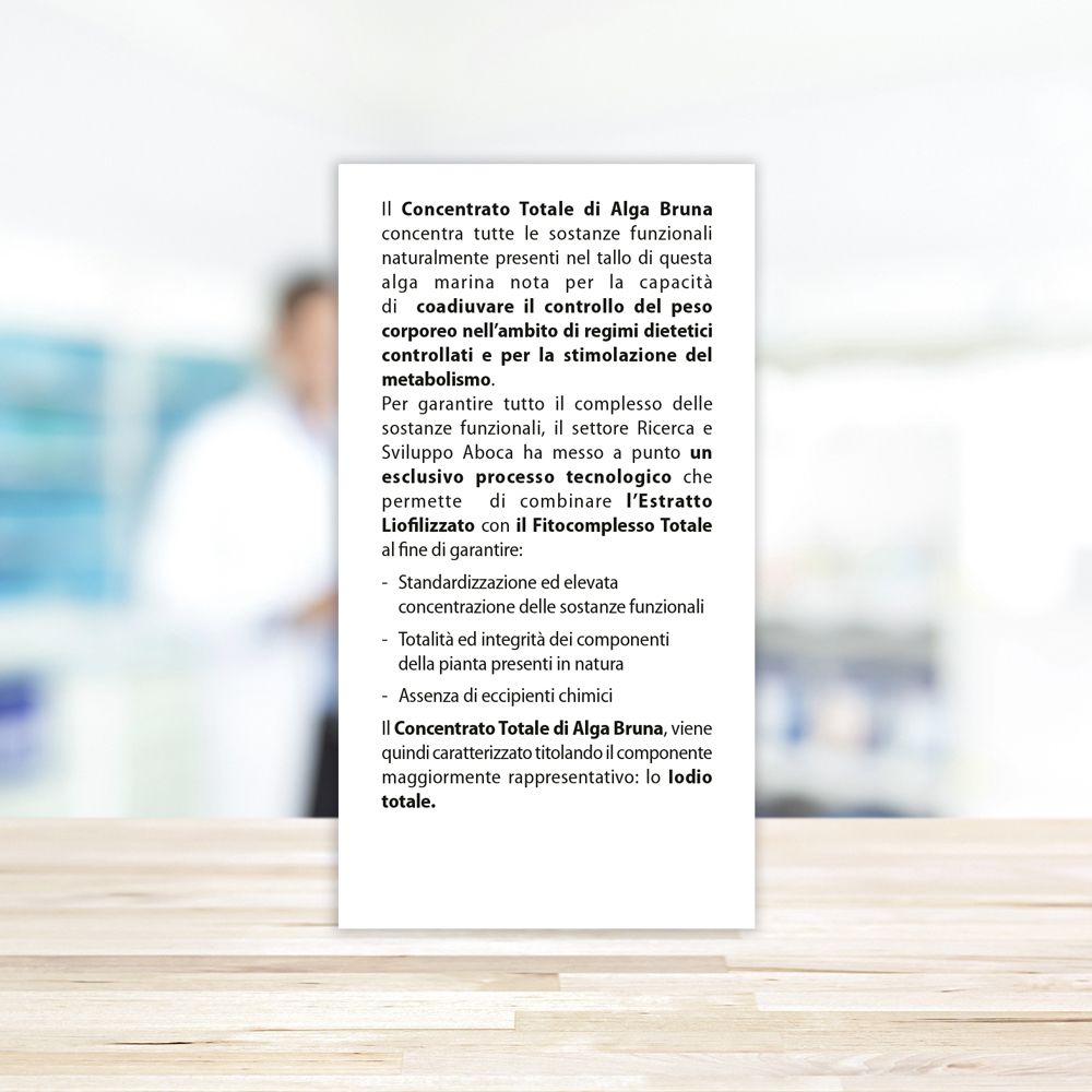 Texte au dos de l'emballage. Texte : Alga Bruna, Concentrato Totale. Informations sur l'utilisation et les ingrédients.