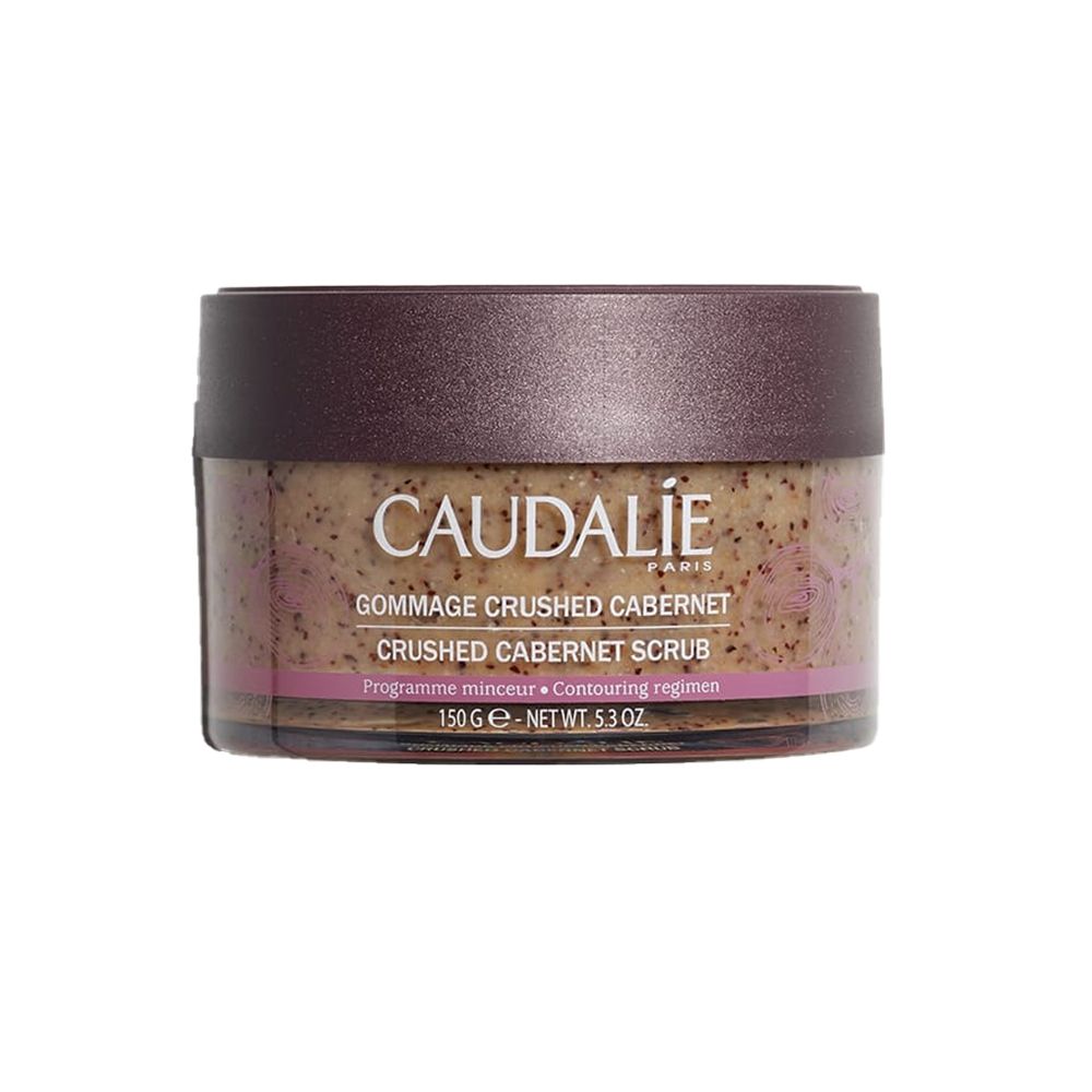 Pot de gommage. Couvercle marron foncé. Inscription: CAUDALIE, Gommage Crushed Cabernet, Crushed Cabernet Scrub. 150g.