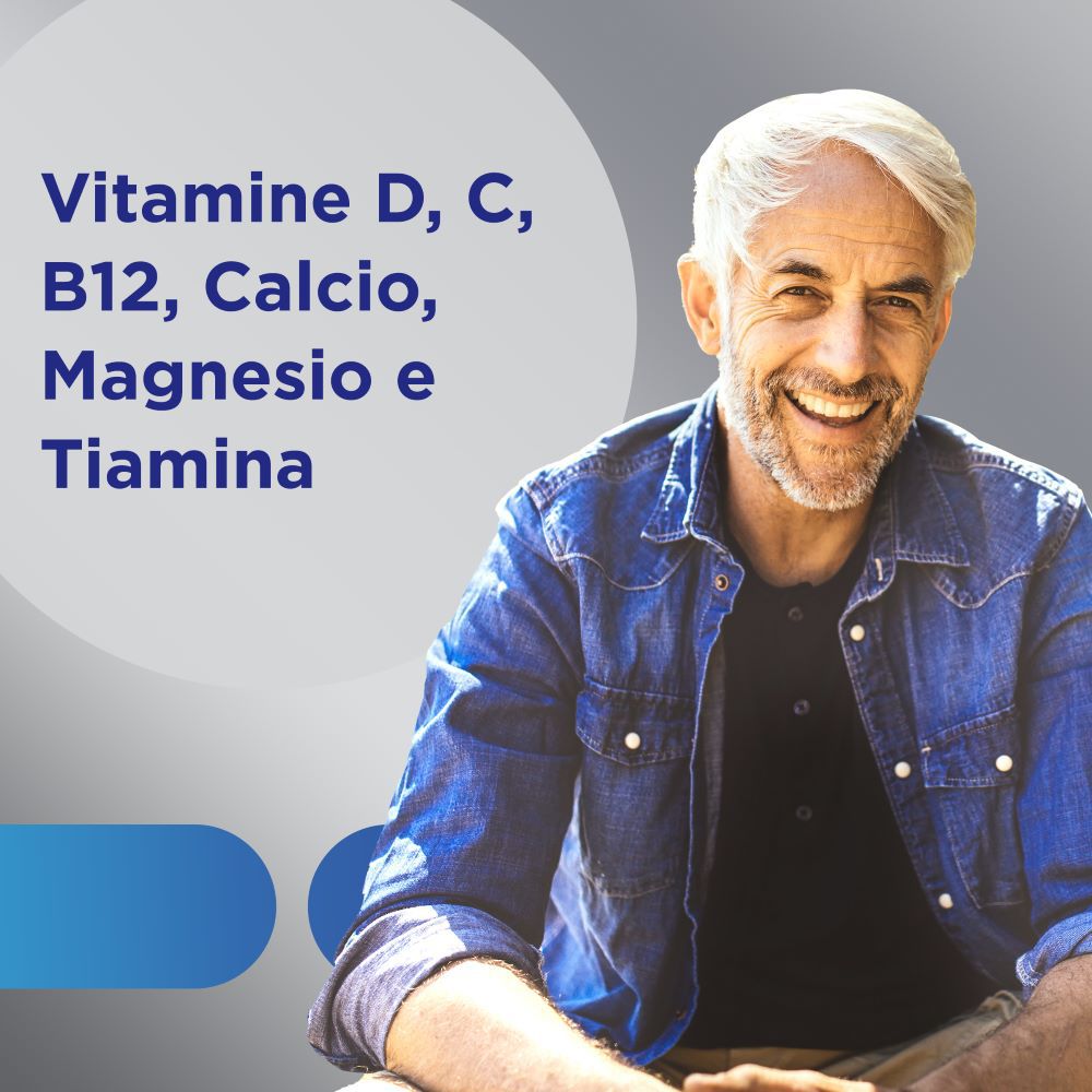 Ein Mann lächelt. Text: Vitamine D, C, B12, Calcio, Magnesio e Tiamina.