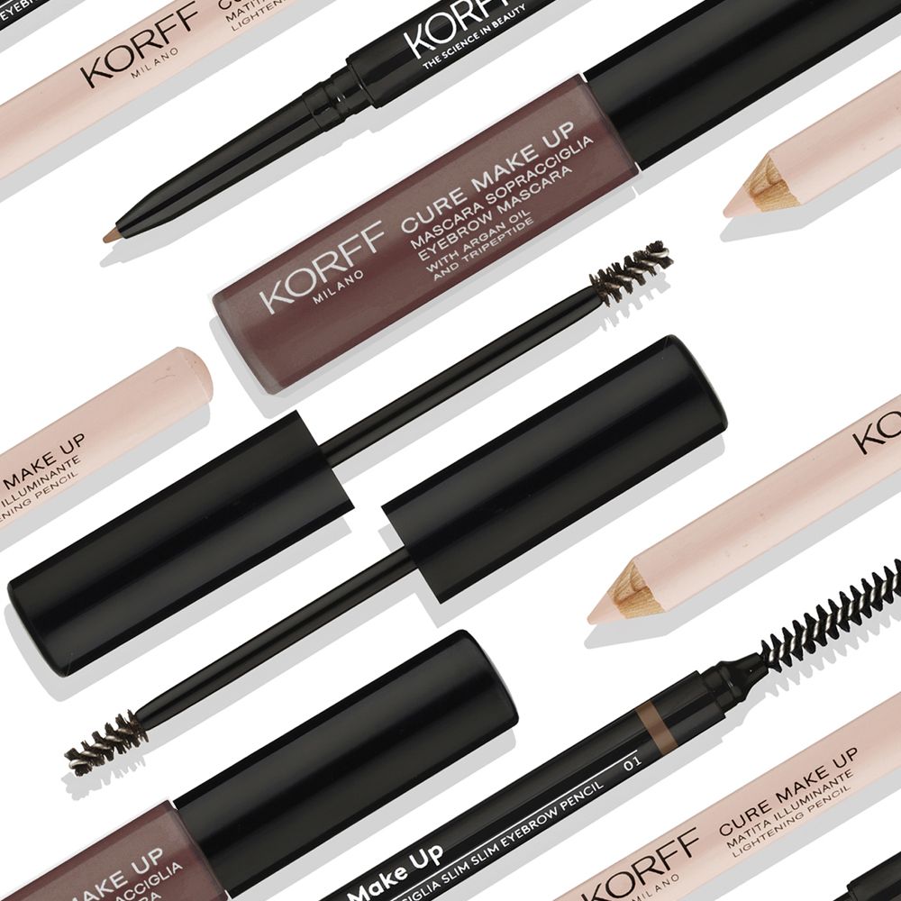 Gros plan sur des produits de maquillage pour les sourcils. Mascara, crayons. Marque : KORFF. Différents angles.