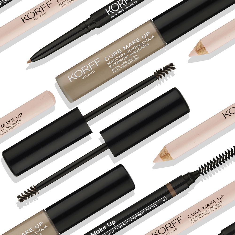 Plusieurs kits pour les sourcils KORFF. Contiennent du mascara, des crayons et des brosses. Les produits sont disposés sur fond blanc.