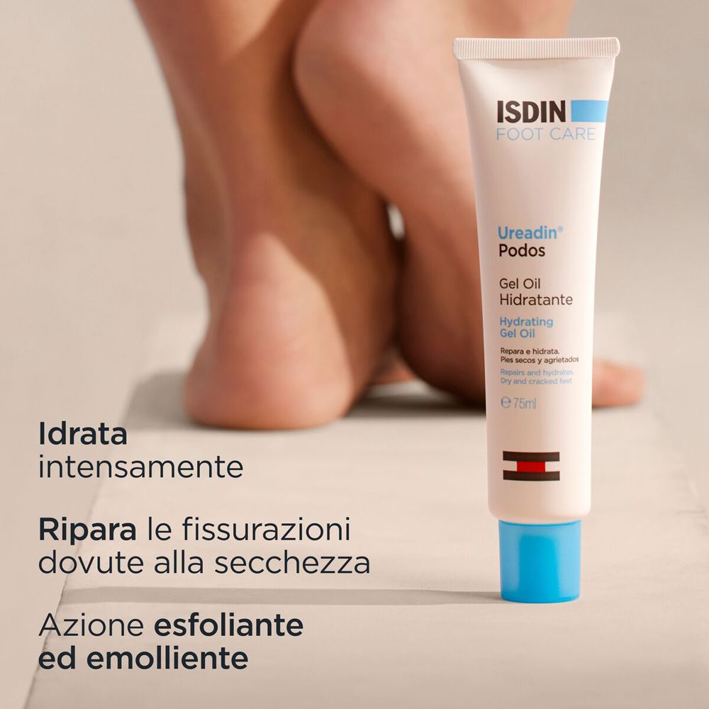 Tube von ISDIN Foot Care Ureadin Podos Gel Oil neben Füßen. Text auf Italienisch: Idratata intensamente, Ripara le fessurazioni.