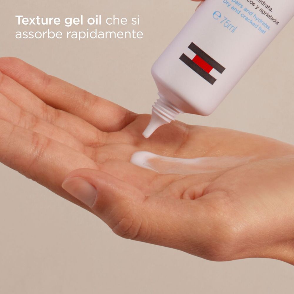 ISDIN Foot Care Ureadin Podos Gel Oil wird aus der Tube auf die Hand gedrückt. Gel-Öl-Textur.