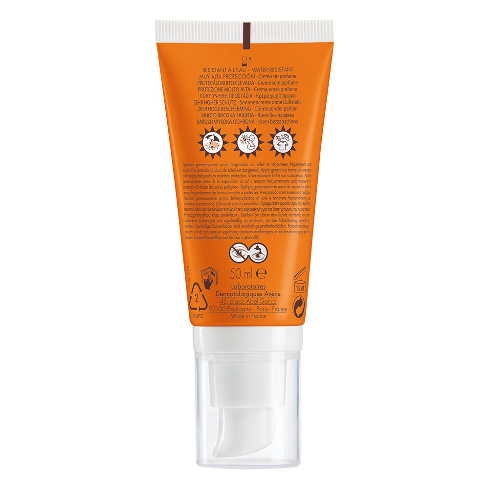 Rückseite der Tube. Text in mehreren Sprachen. Logos und Informationen zu Inhaltsstoffen und Hersteller.