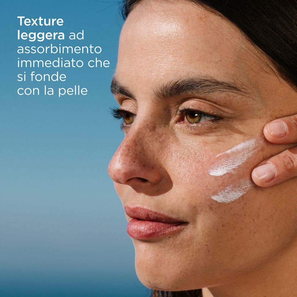 Gros plan sur un visage. Trois bandes blanches sur la peau. Texte : « Texture légère à absorption immédiate qui se fond avec la peau ».