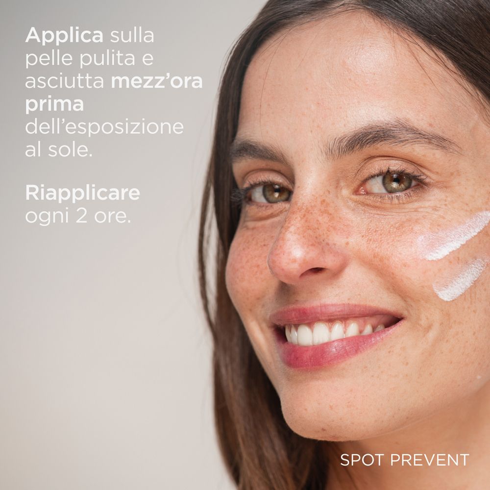 Gros plan sur un visage. Deux bandes blanches sur la peau. Texte : « Appliquer sur une peau propre et laisser sécher une demi-heure avant l'exposition au soleil ».