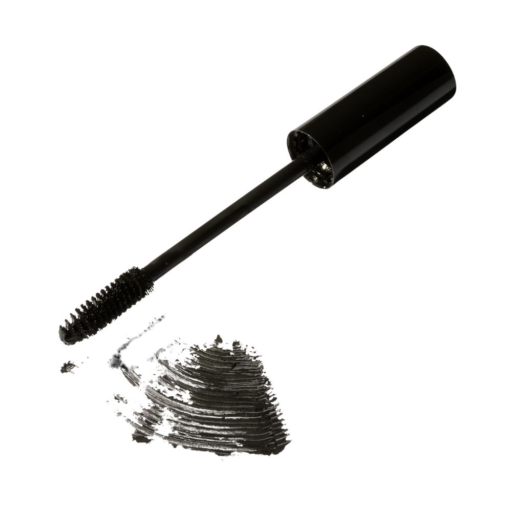 Brosse de mascara noire avec empreinte de mascara noir. Sur fond blanc.