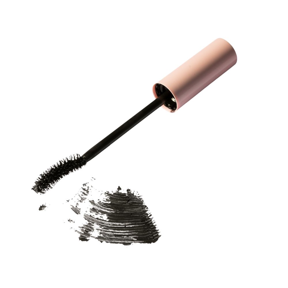 Applicateur de mascara avec brosse noire et empreinte de mascara noir sur fond blanc.