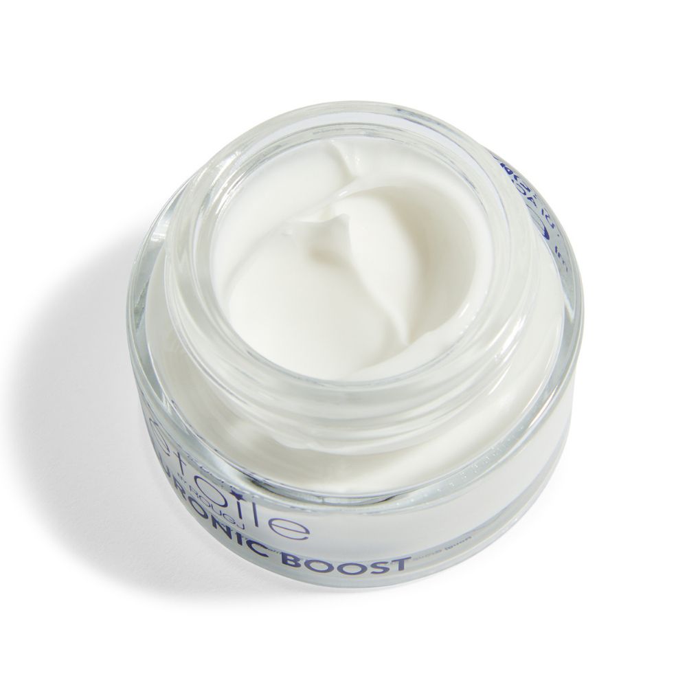 Offenes Creme-Glas. Weiße Creme sichtbar. Aufschrift: Hyaluronic Boost.