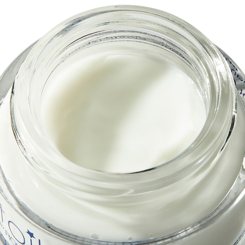 Pot en verre avec crème blanche. Vue de dessus.