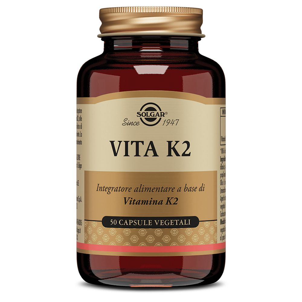 Braune Glasflasche mit goldfarbenem Deckel. Aufschrift: SOLGAR Vita K2. 50 vegetarische Kapseln.