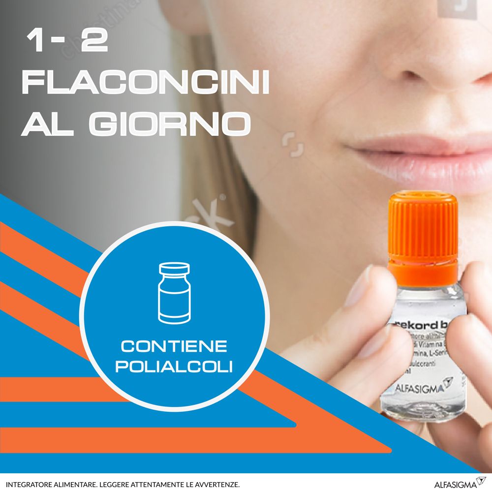 Gros plan d'une femme avec une petite bouteille. Sur la bouteille, il est écrit « Contiene polialcoli ». Couvercle orange.
