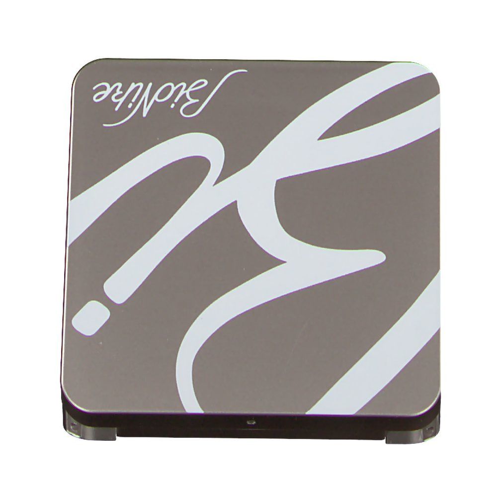 Geschlossene, quadratische Kompaktpuder-Hülle. Silberfarbener Deckel mit weißem Logo und Schriftzug.