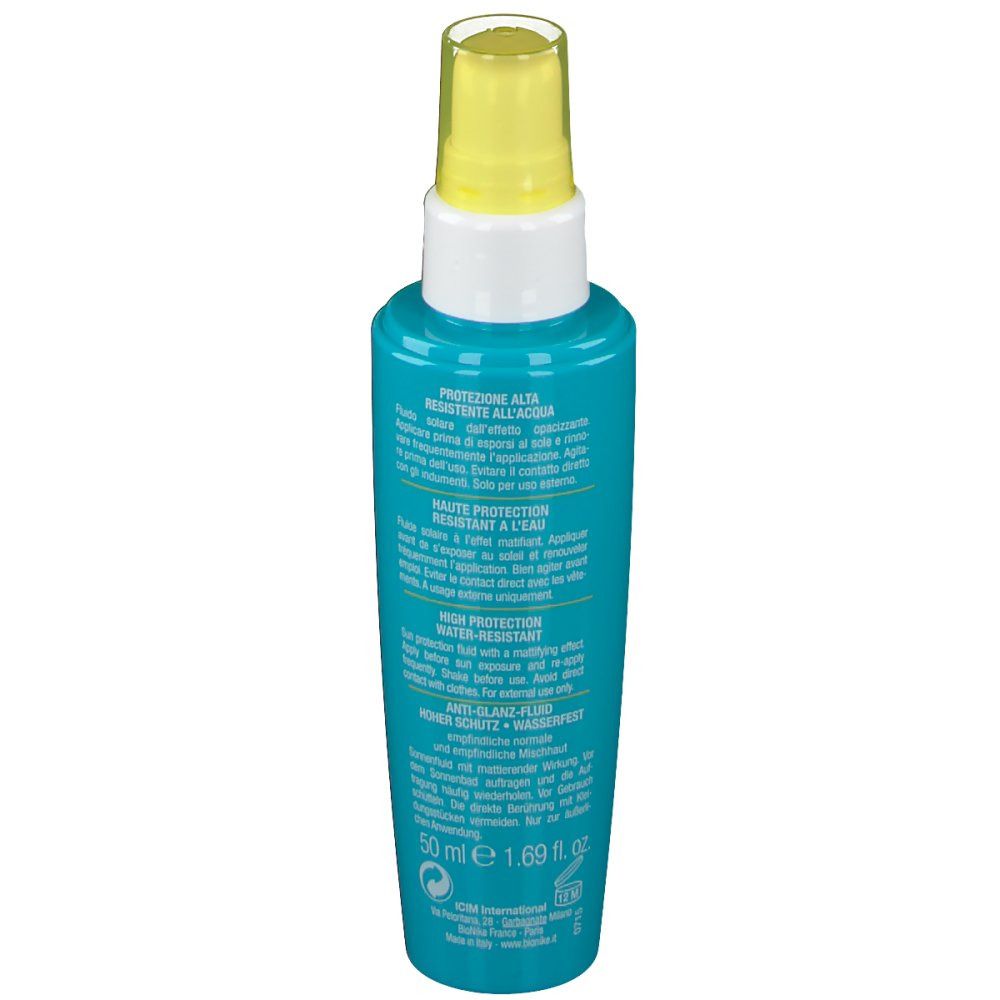 Türkisgrüne Flasche mit gelbem Sprühkopf. Rückseite mit Text. 50 ml. Hoher Schutz, wasserfest.