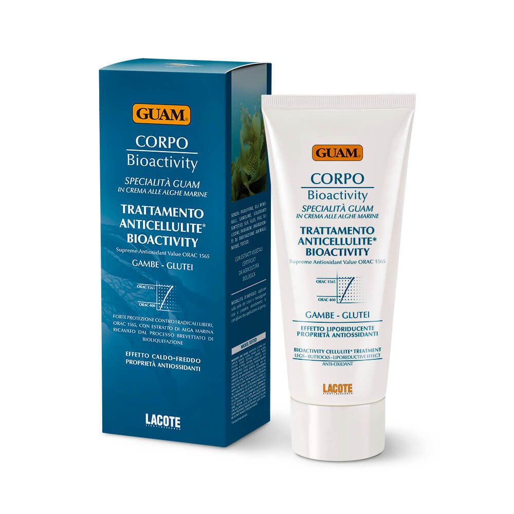 Emballage et tube bleus et blancs. Inscription : GUAM Bioactivity, Trattamento Anticellulite, jambes-fessiers. Avec image d'algues.