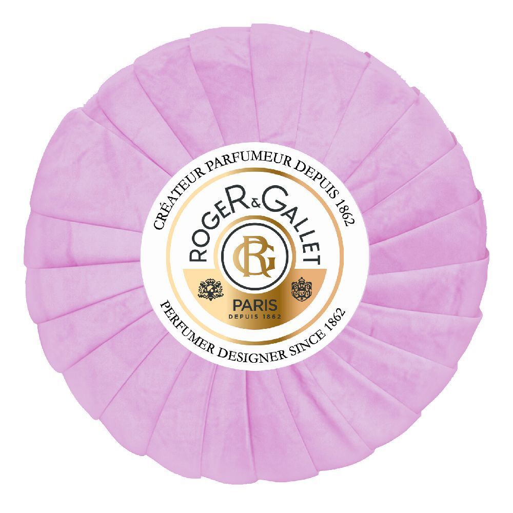 Runde, hellviolette Seife mit Logo und Schriftzug ROGER&GALLET PARIS. Faltenförmige Oberfläche.