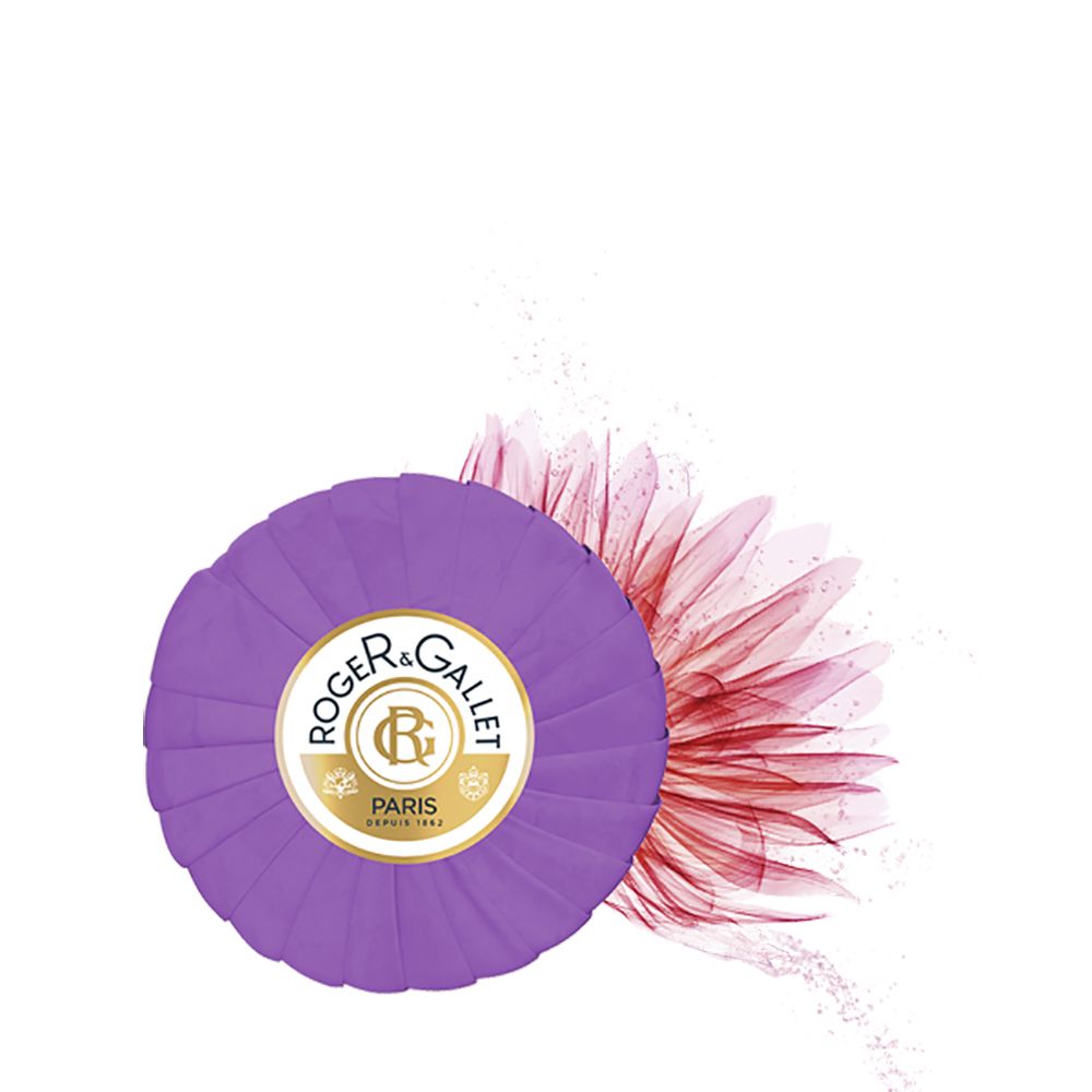 Runde, violette Seife mit Logo ROGER&GALLET PARIS. Roter, floraler Hintergrund.