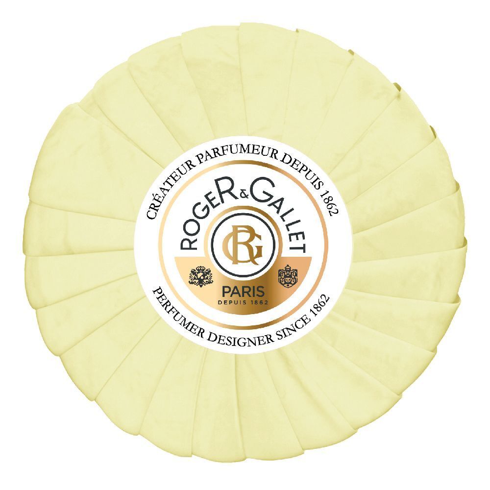 Runde, hellgelbe Seife mit Logo und Schriftzug. Verpackt in Papier. Marke: Roger&Gallet.