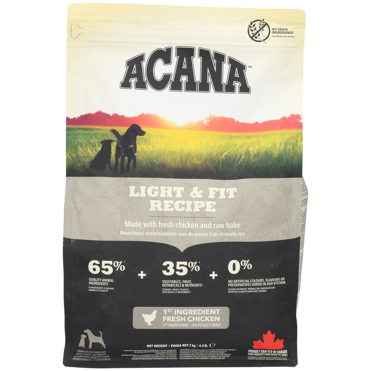 Beutel mit Hundefutter. Marke ACANA, Aufschrift LIGHT & FIT. Enthält 65% tierische Zutaten, 35% Gemüse, Obst und 0% künstliche Aromen.