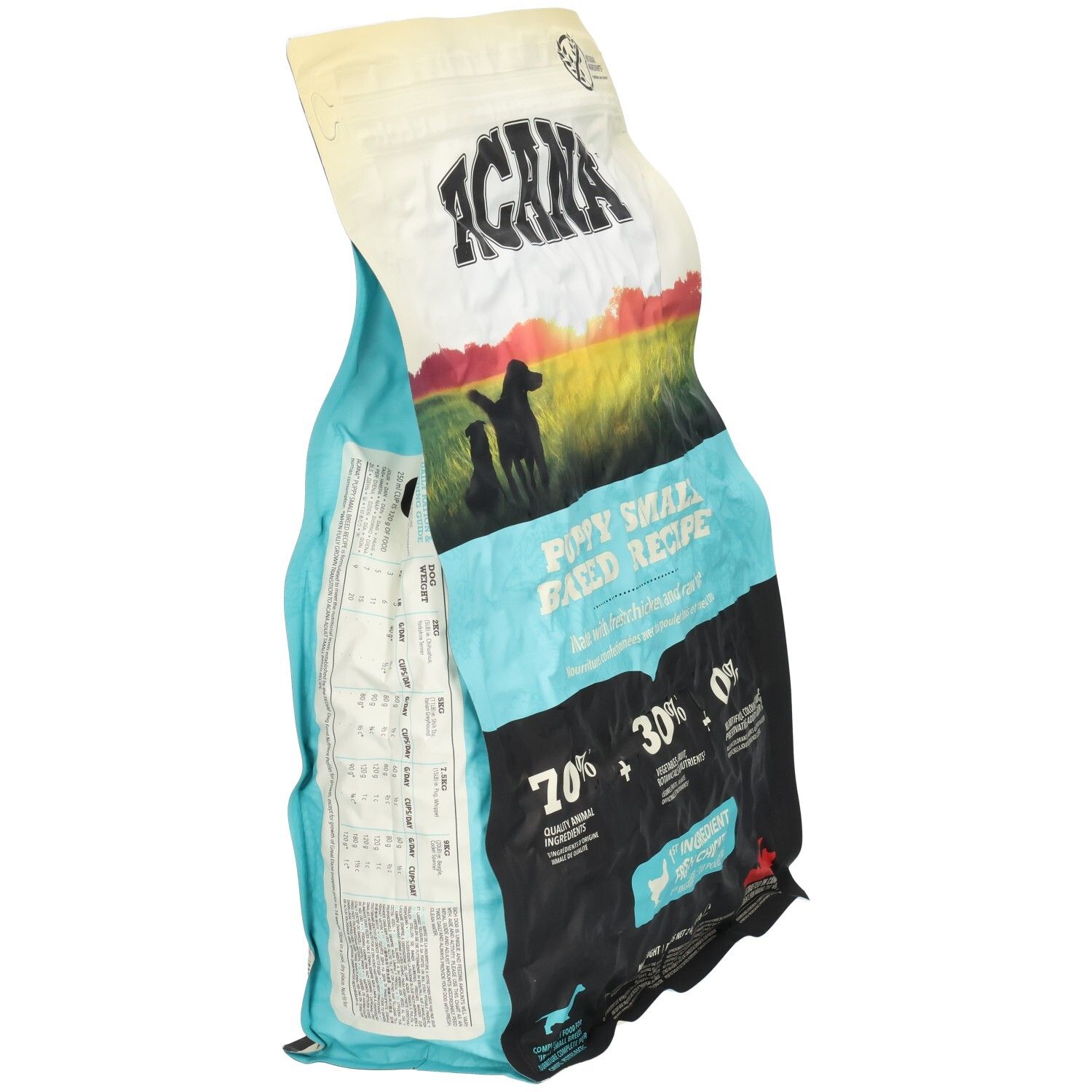 Schräg gestellter Beutel mit Hundefutter. Aufschrift ACANA, PUPPY SMALL BREED RECIPE. Enthält 70% tierische Zutaten, 30% Gemüse, Obst, Kräuter und 0% künstliche Zusätze.