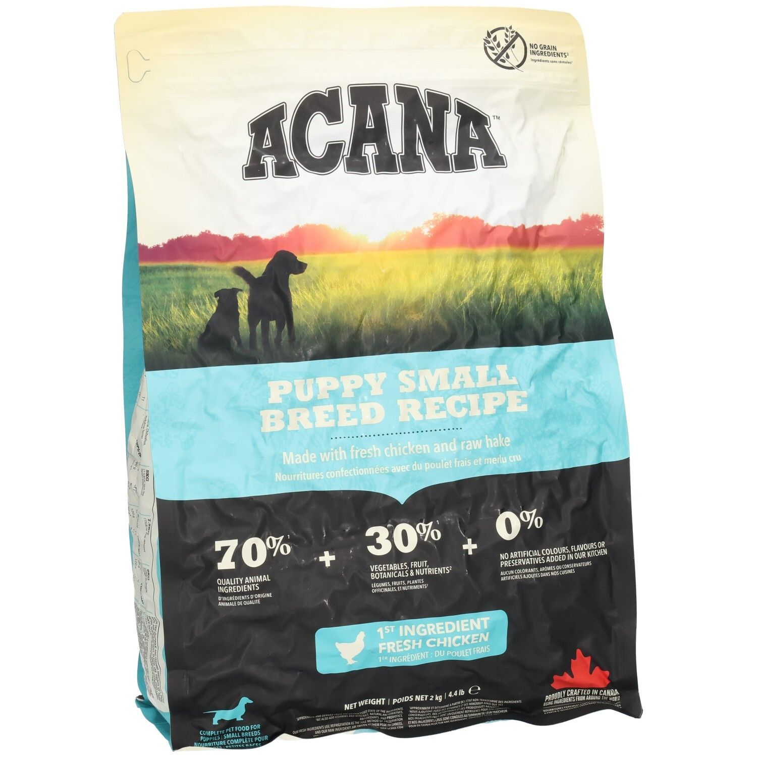 Beutel mit Hundefutter. Aufschrift ACANA, PUPPY SMALL BREED RECIPE. Enthält 70% tierische Zutaten, 30% Gemüse, Obst, Kräuter und 0% künstliche Zusätze.