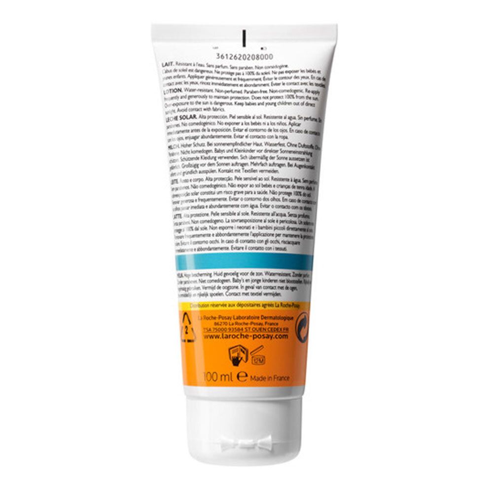 Sonnenmilch-Tube, Rückseite. Text in mehreren Sprachen. Orange-weißes Design. Herstellerinformationen und Recycling-Symbole.