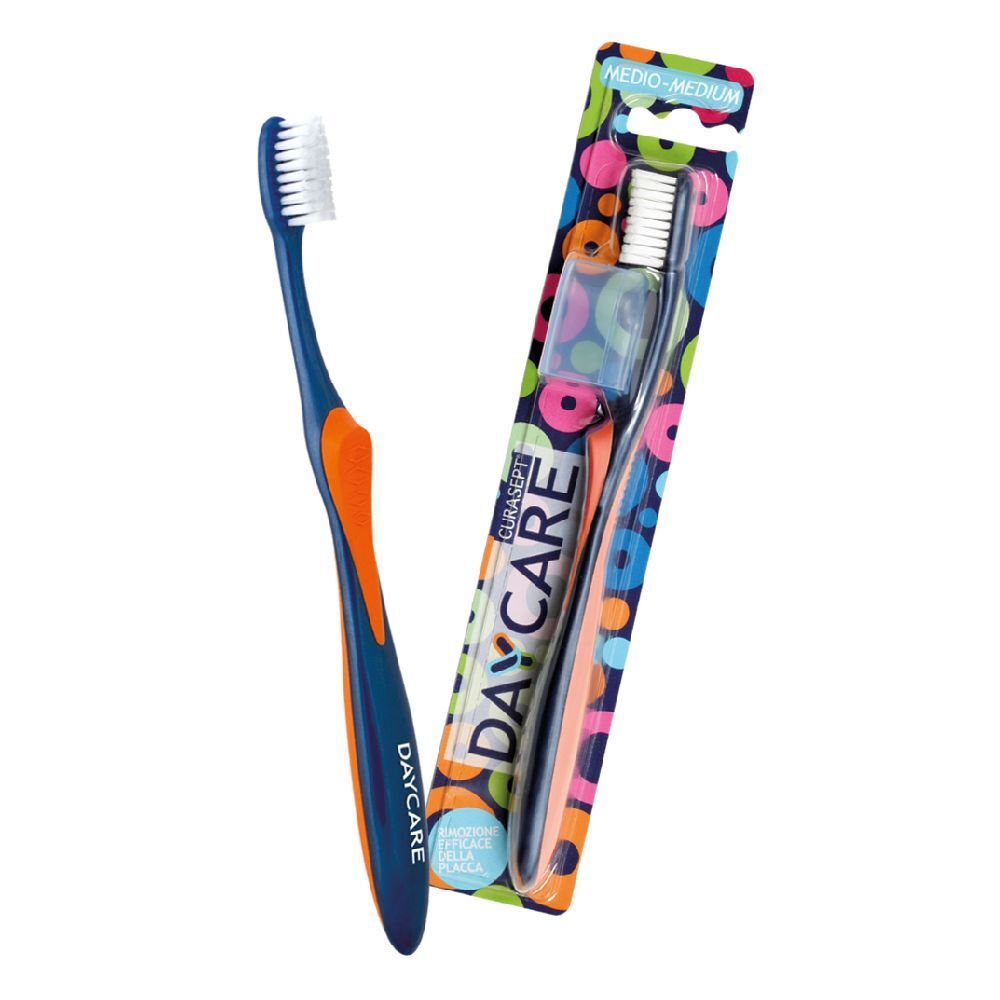 Brosse à dents avec manche bleu-orange et tête blanche. Emballée dans un blister avec le nom du produit.