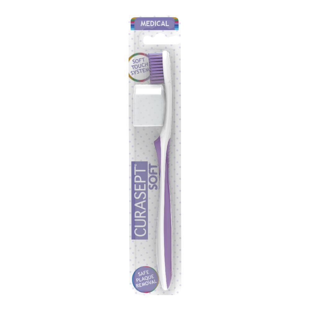 Brosse à dents violette et blanche, emballée. "Curasept Soft" et "Medical" sur l'emballage.