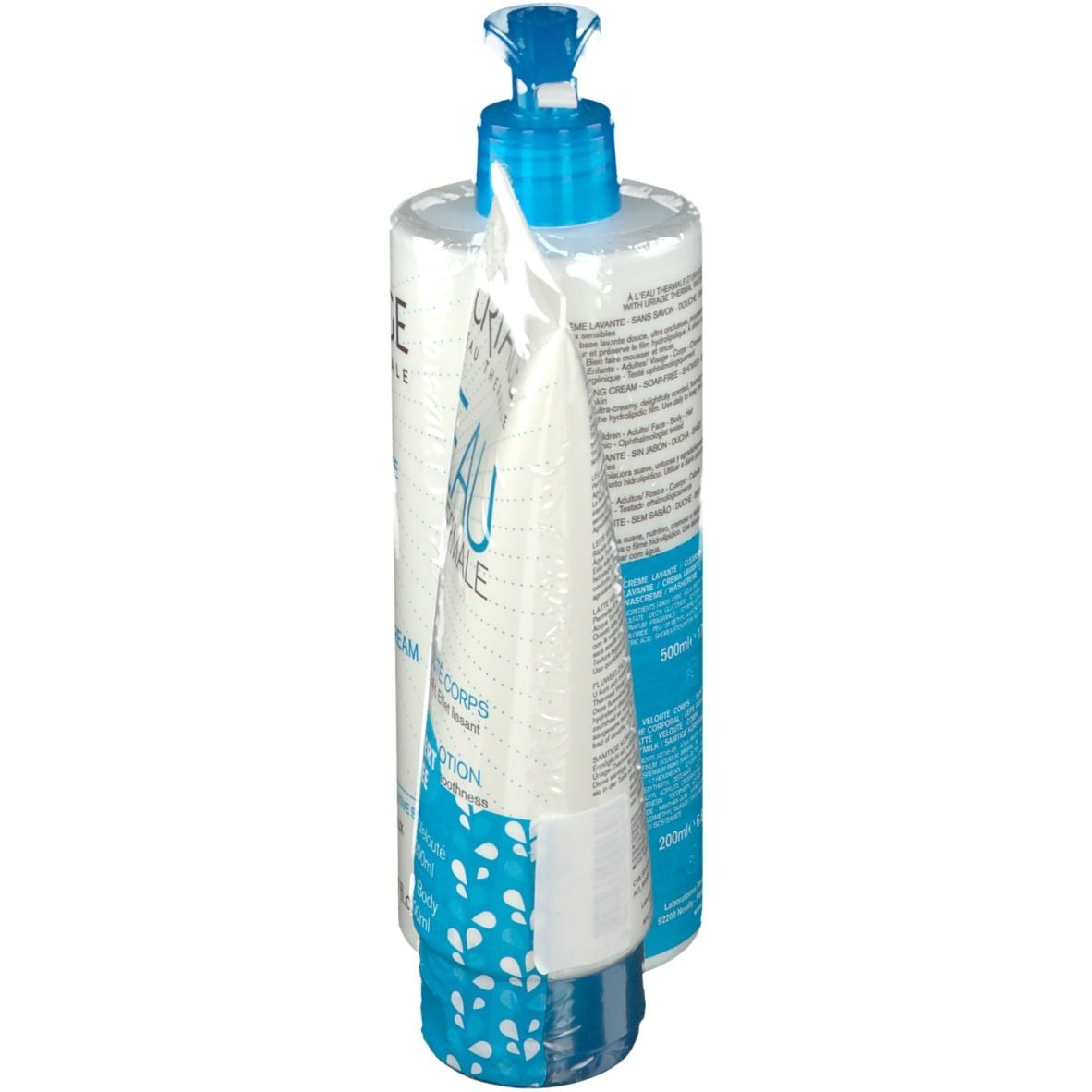 Zwei Produkte in Folie verpackt. Links: Tube Körpermilch. Rechts: Flasche Reinigungscreme mit blauem Pumpverschluss.