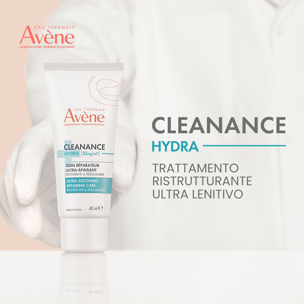 Tube Avène Cleanance Hydra tenu par des mains gantées.