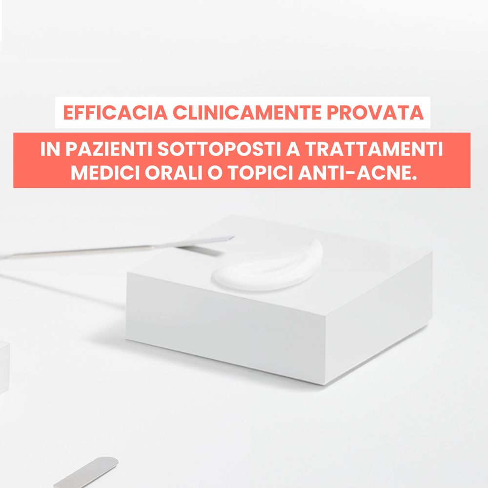 Échantillon de produit Avène Cleanance Hydra sur un socle blanc.