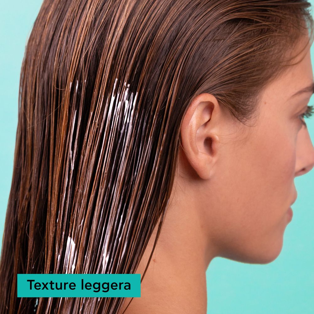 Haare mit Conditioner. Text: Texture leggera.