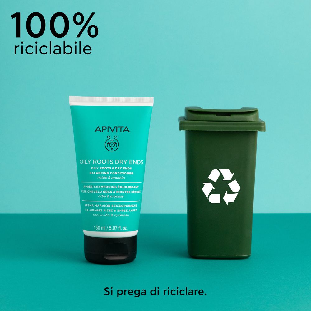 Tube und Mülleimer. Aufschrift: APIVITA, OILY ROOTS DRY ENDS, Balancing Conditioner. Text: 100% riciclabile, Si prega di riciclare.